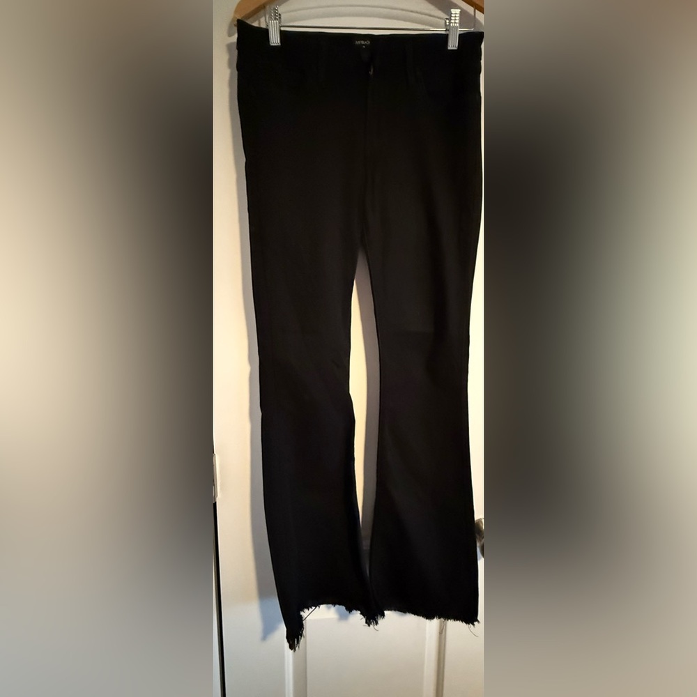 Just black slight boot cut size 29 great condition no stains or rips, frayed hem